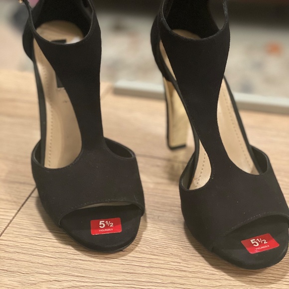 DKNY 3 1/2" black and gold heels - Picture 2 of 6